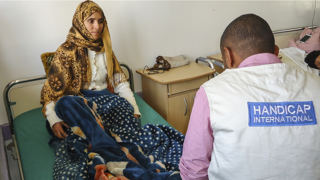 Bushra, a victim of war, gets support from Handicap International in Yemen.