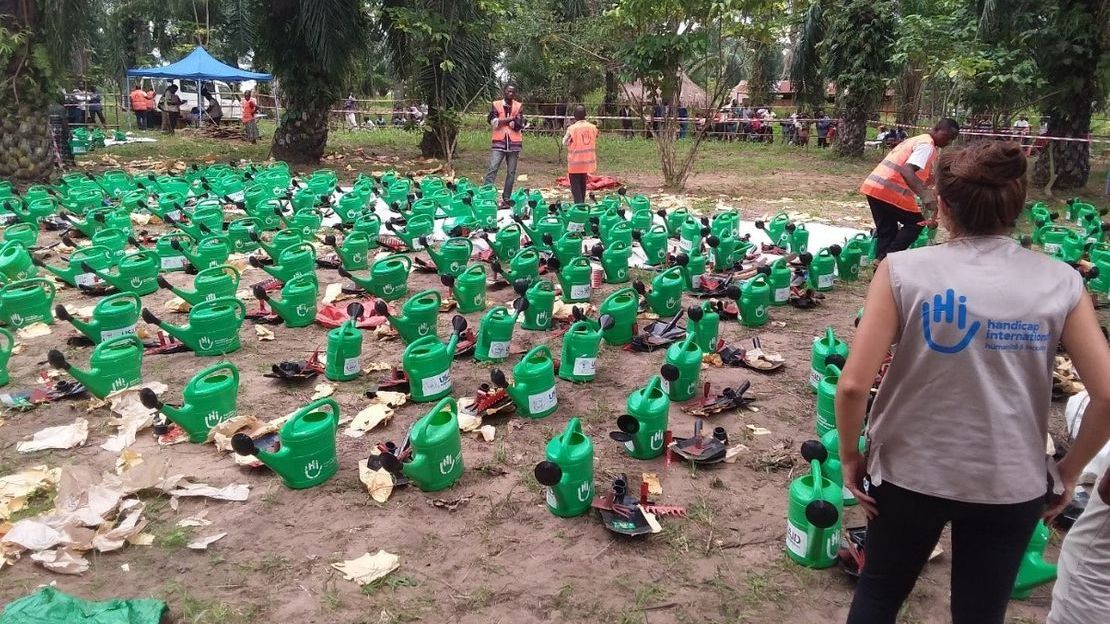 Preparation of vegetable growing kits as part of a food security project in Kasai province, DRC.