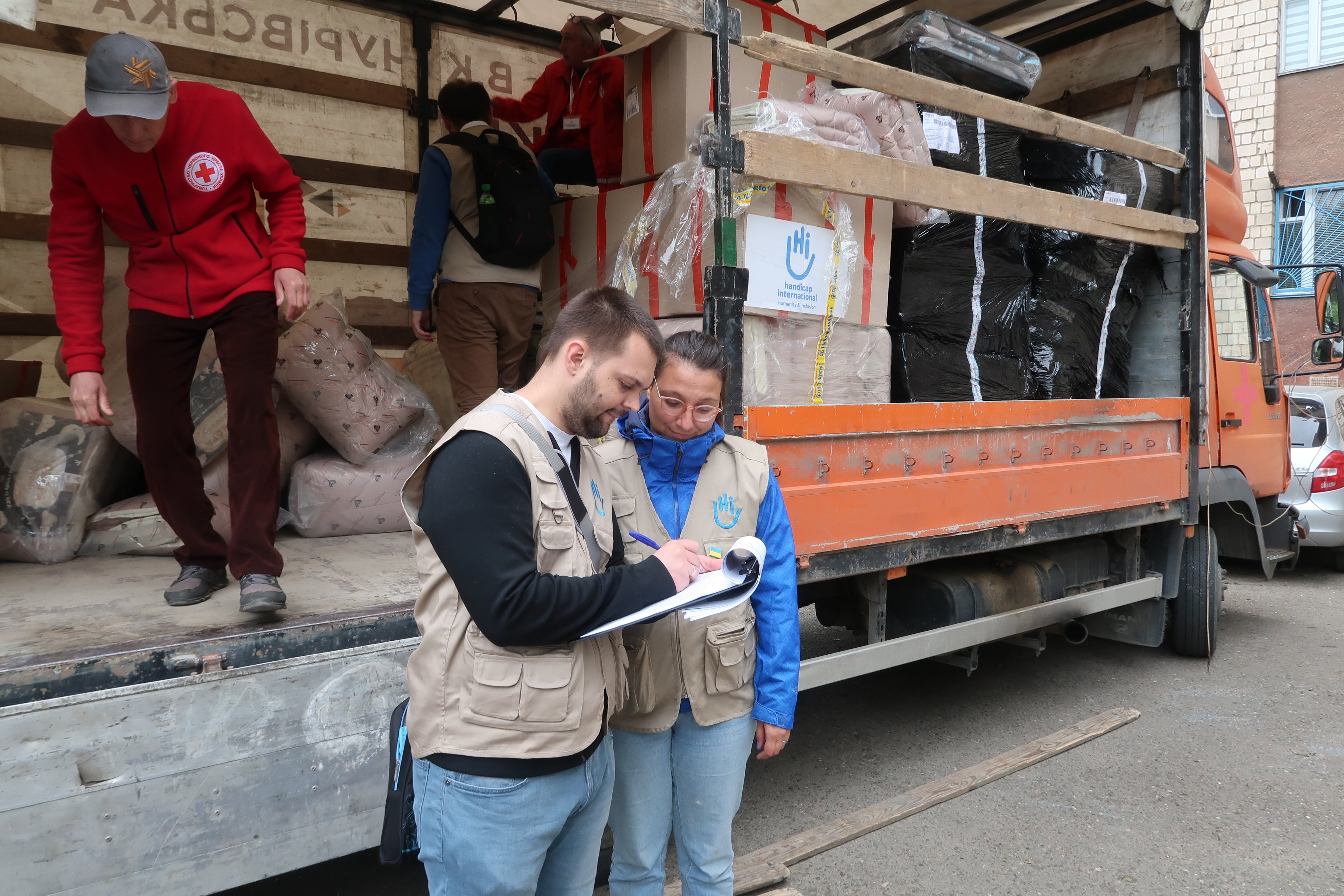 HI emergency staff, Oleksi Torvkis  (left) and Yolene Joly (right) oversee the delivery of bed kits to collective centers housing displaced persons in Ukraine. 