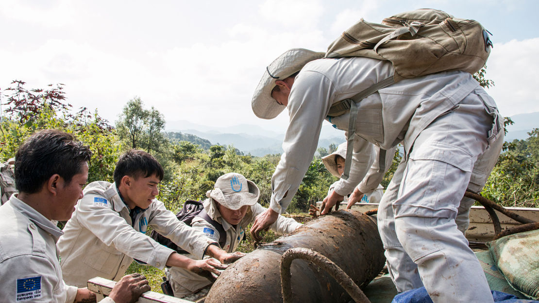 The HI demining team in Laos removing a bomb in order to get it destroyed in another area, far from the village of Phaja where it was found.